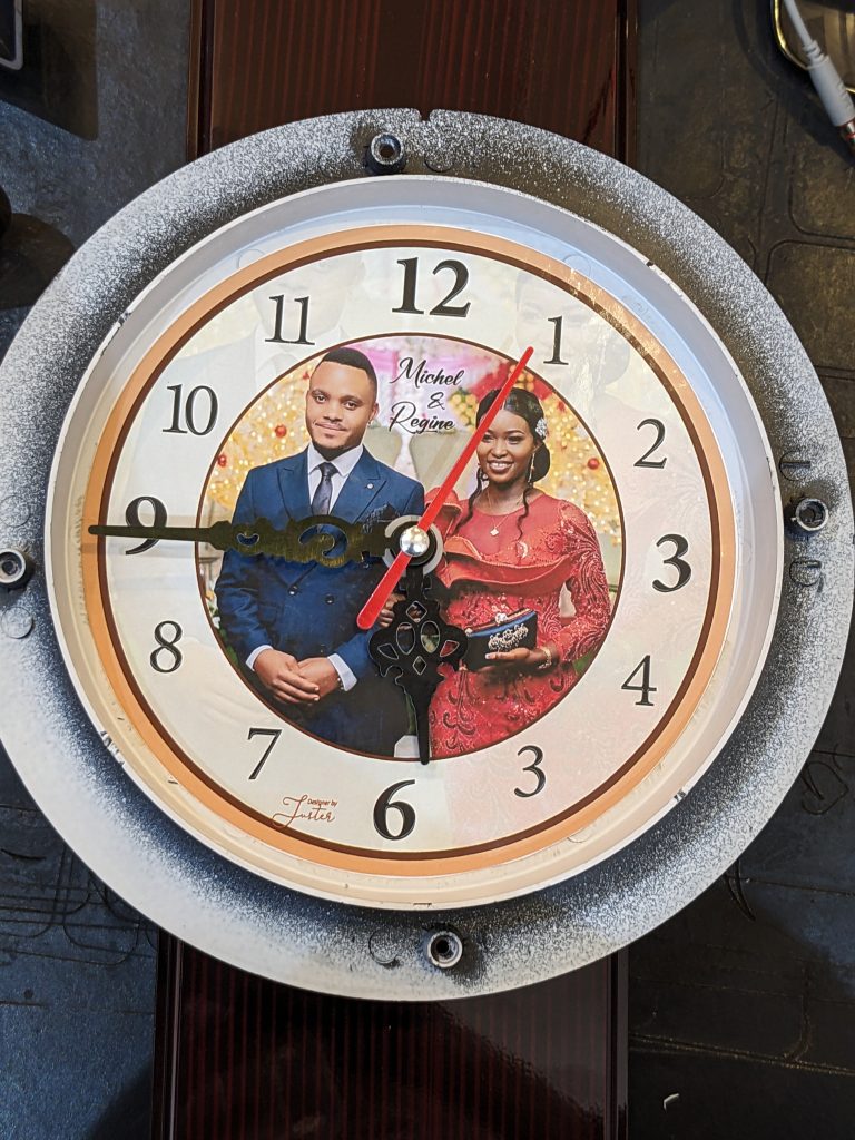 Horloges personnalisées par Royal Services : Des chefs-d’œuvre uniques pour sublimer votre espace